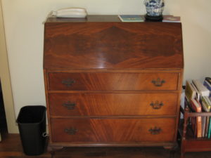 Jeff $625 Queen Anne style fall front veneered in bookmatched mahogany c 1920